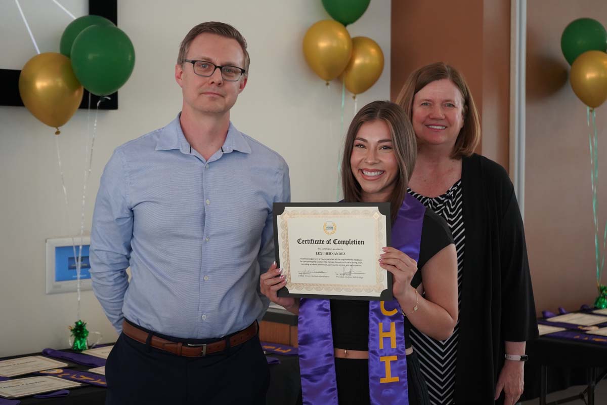 People enjoying the Honors Banquet