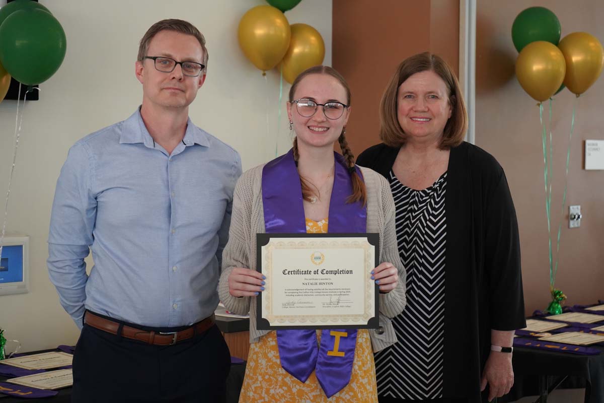 People enjoying the Honors Banquet