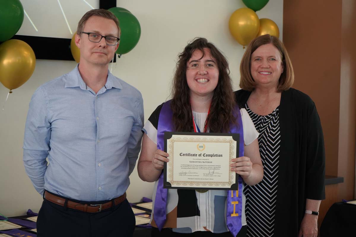 People enjoying the Honors Banquet