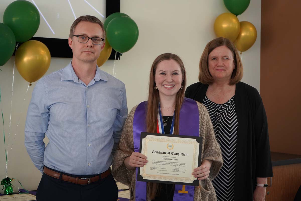 People enjoying the Honors Banquet