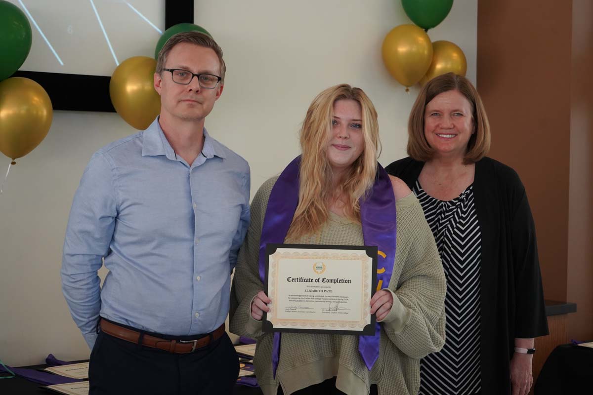 People enjoying the Honors Banquet