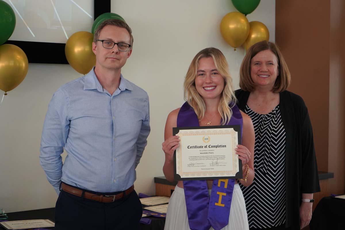 People enjoying the Honors Banquet