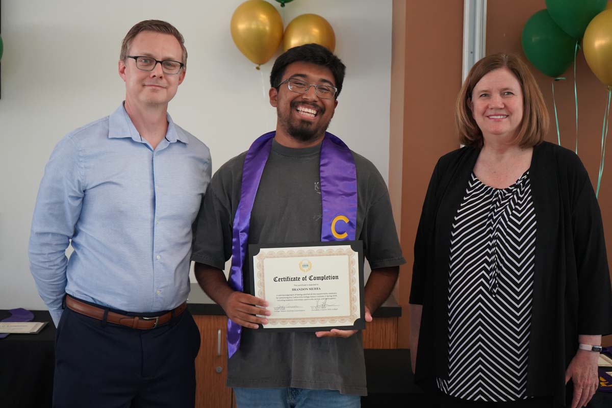 People enjoying the Honors Banquet