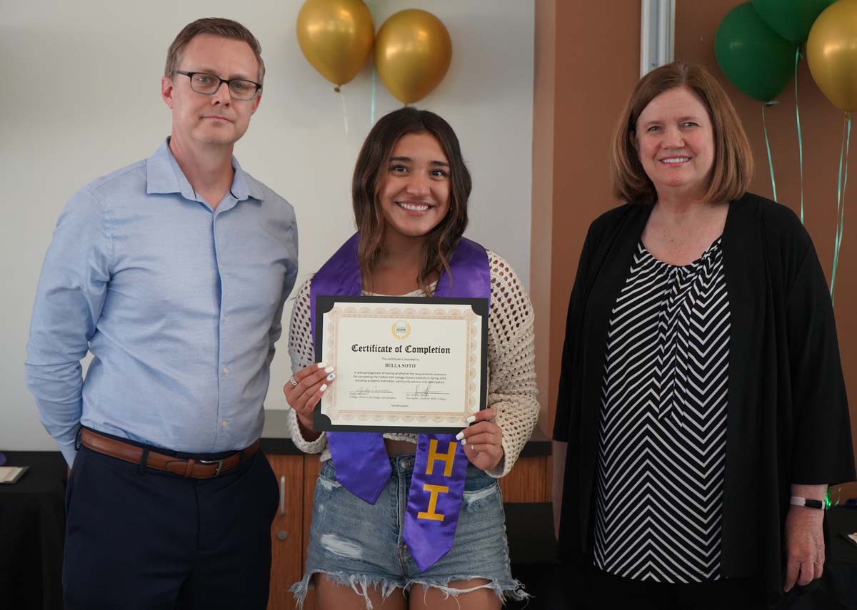People enjoying the Honors Banquet