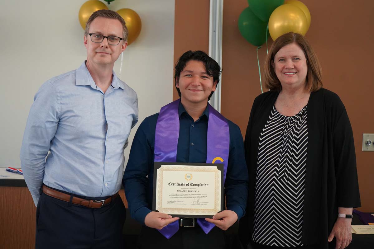 People enjoying the Honors Banquet
