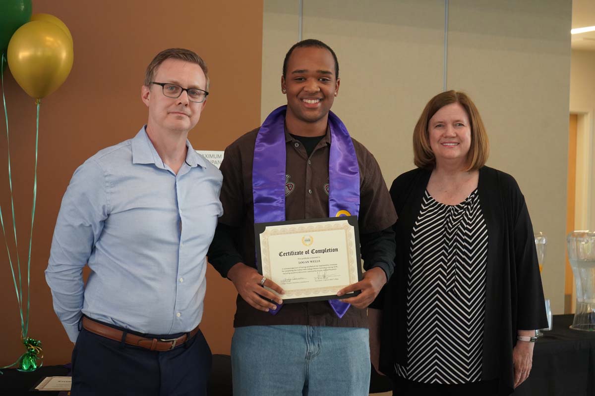 People enjoying the Honors Banquet