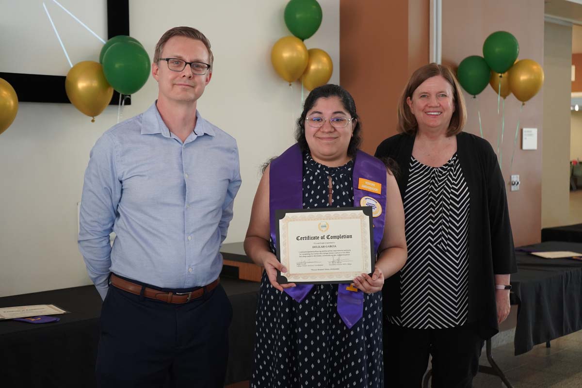 People enjoying the Honors Banquet