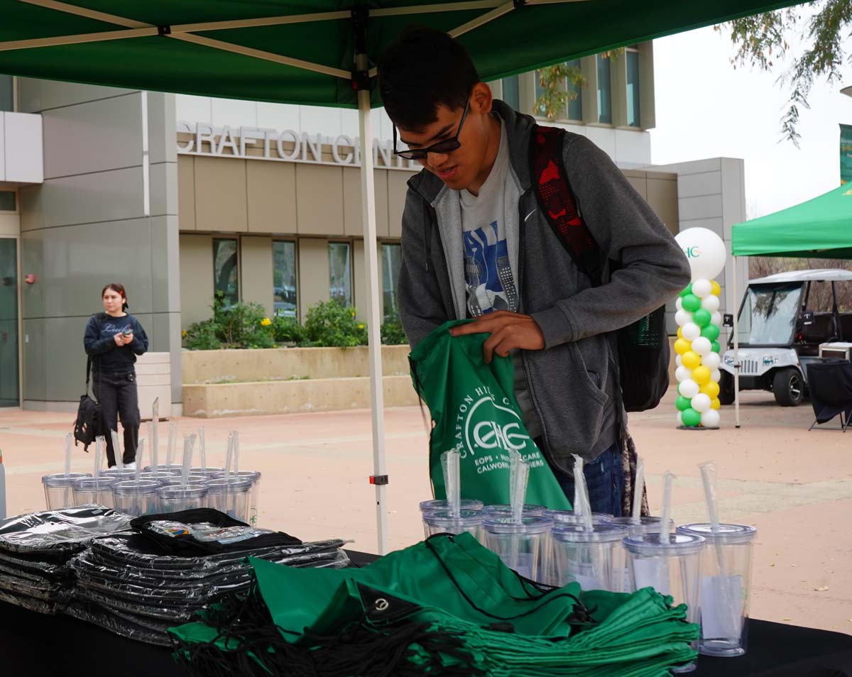 Students picking up swag