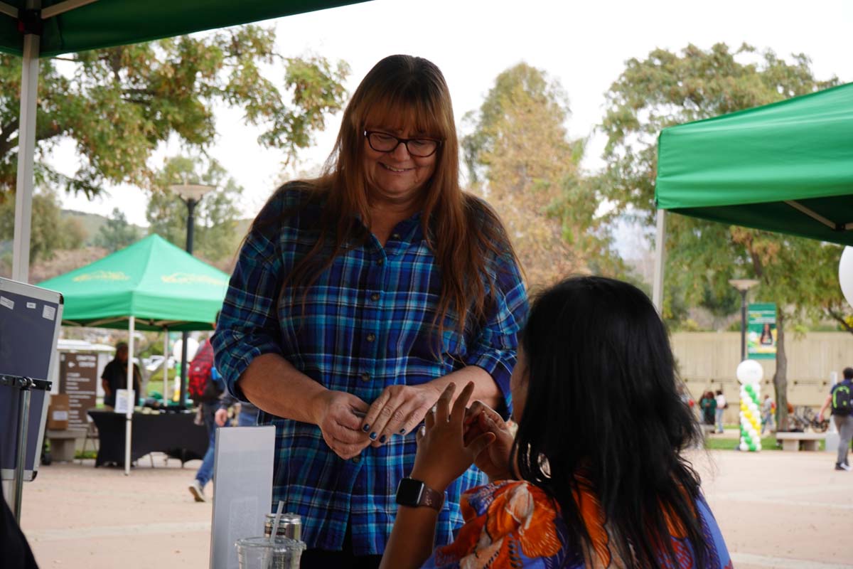 Students picking up swag