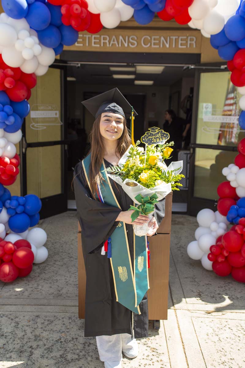 Grad holding bouqet with flowers