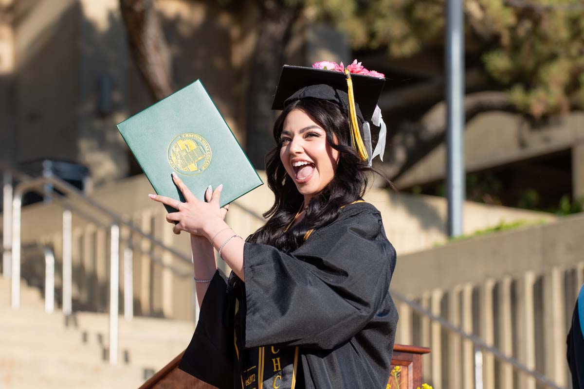Grad holding diploma