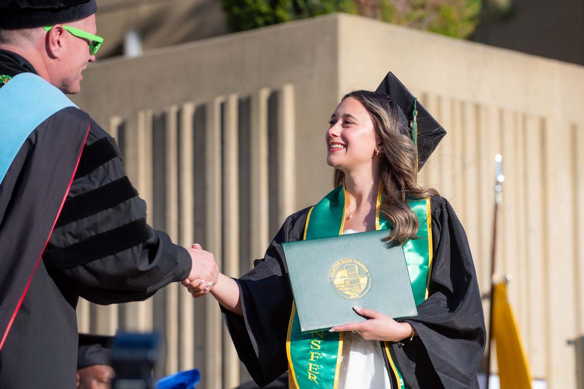 Grad shaking hand