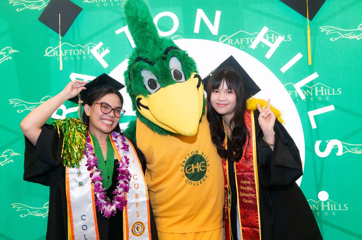 Two graduates posing with Rkyer