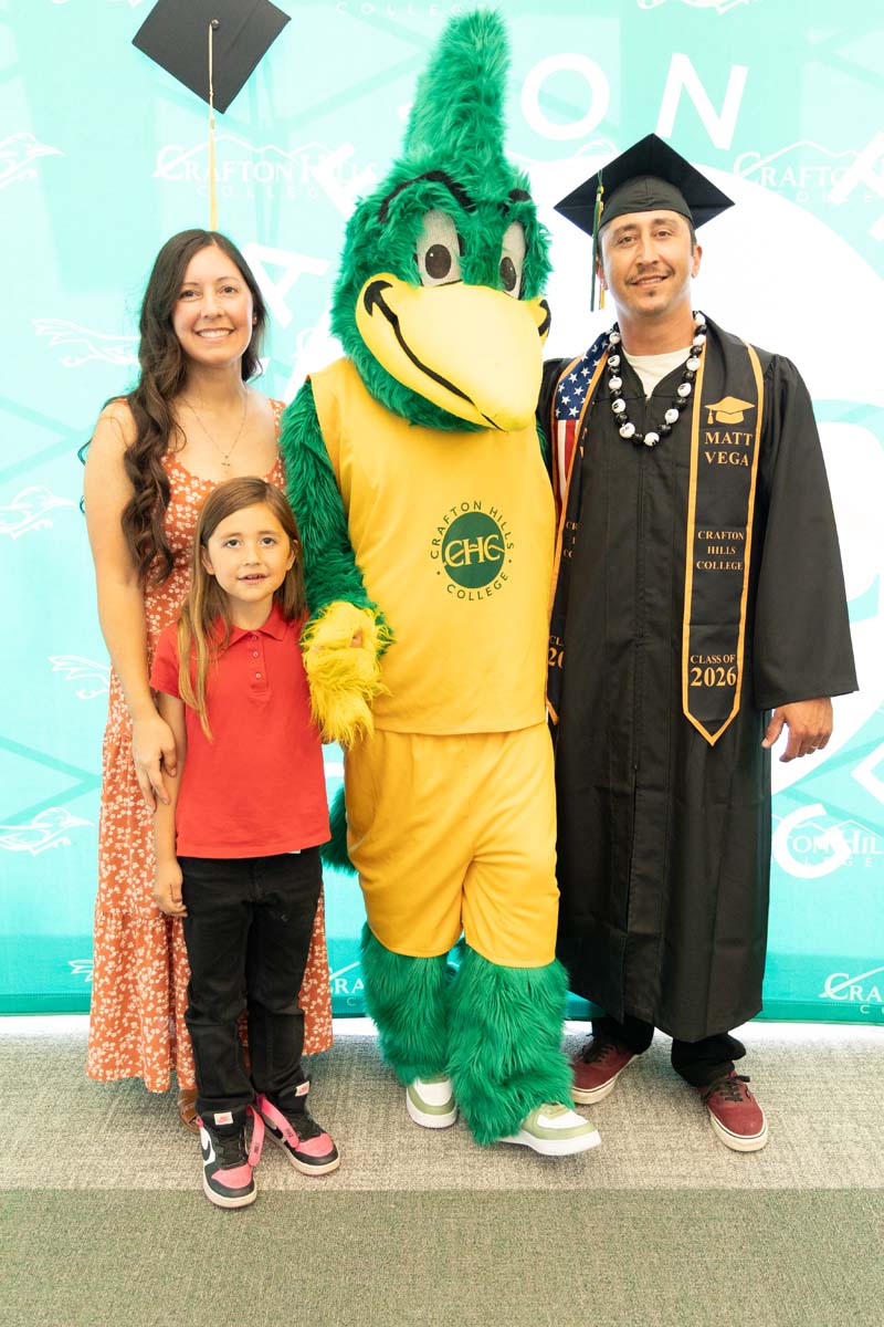 Grad with their family posing with Ryker