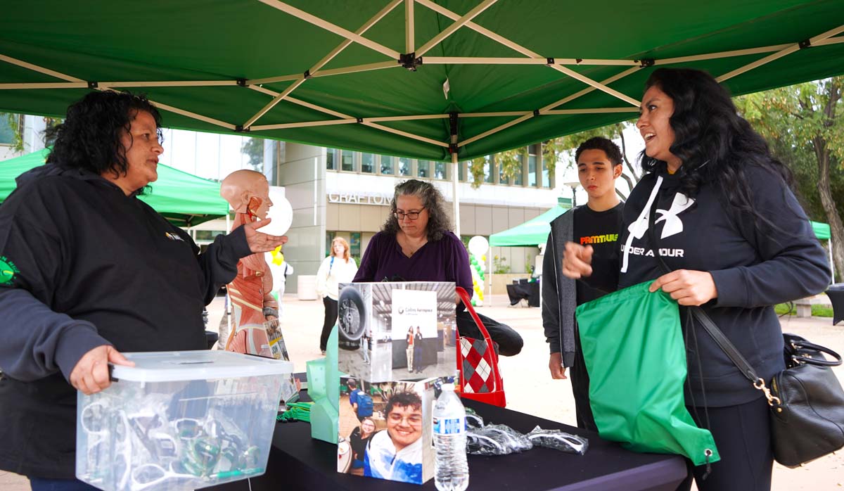 Students picking up swag